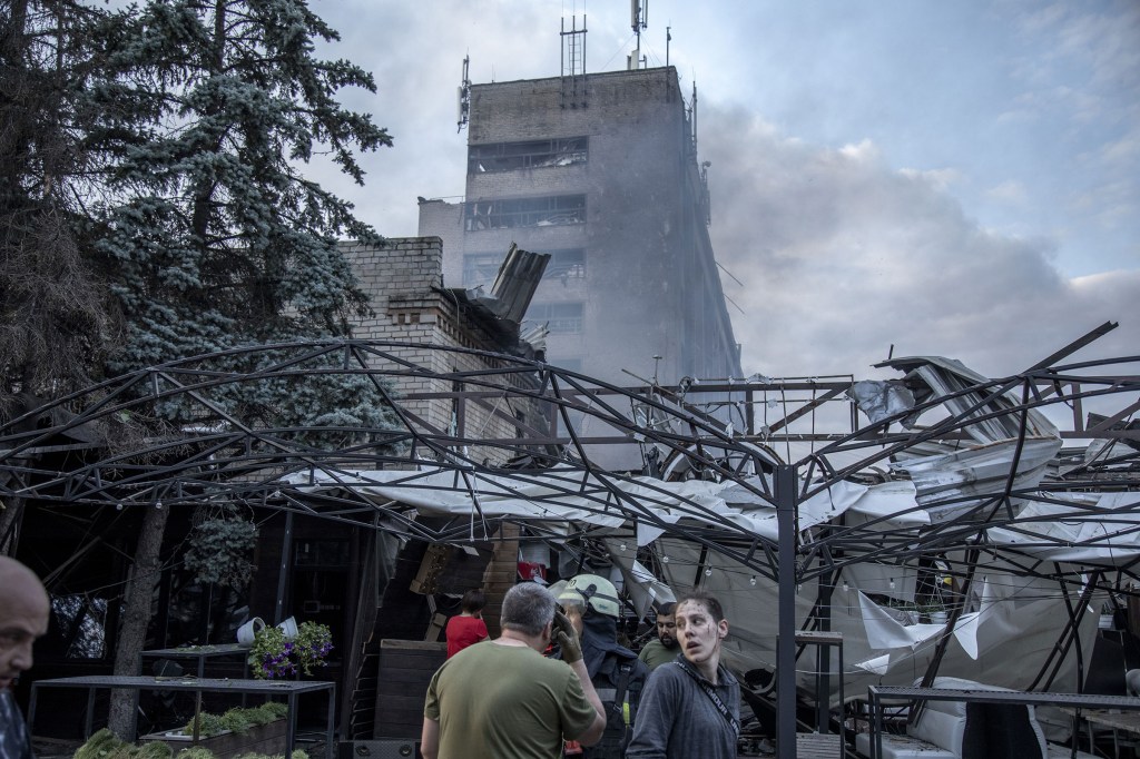 Civiles caminan cerca de lo que queda del restaurante tras el ataque. (Foto: Narciso Contreras/Anadolu Agency/Getty Images)