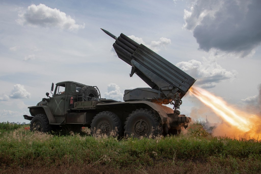 Militares ucranianos disparan un sistema de lanzamiento múltiple de cohetes BM-21 Grad hacia las tropas rusas cerca de una línea del frente en la región de Donetsk, Ucrania, el 21 de junio. (Foto: Oleksandr Ratushniak/Reuters)