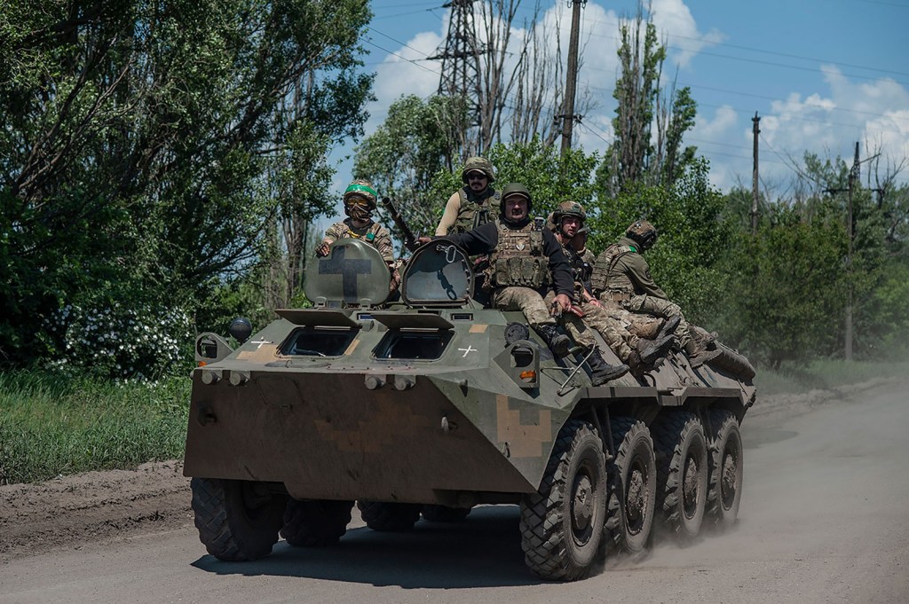 Soldados ucranianos viajan en un APC en la línea del frente cerca de Bakhmut, Ucrania, este lunes 5 de junio. (Foto: Iryna Rybakova/AP)