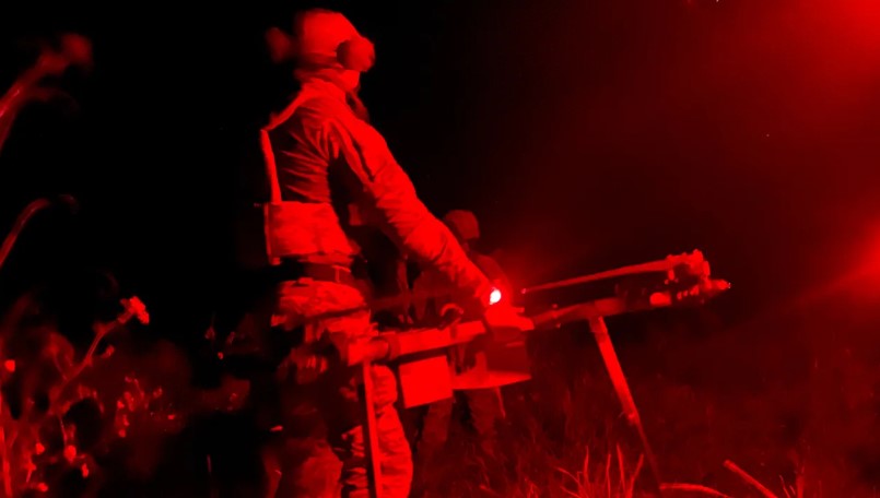 El grupo aprovecha las capacidades superiores de visión nocturna de Ucrania para apuntar a las fuerzas rusas por la noche.  (Crédito: Frederik Pleitgen/CNN)