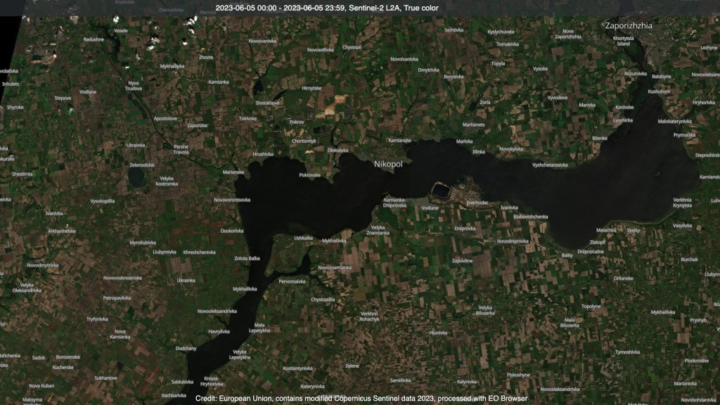 Una imagen de satélite muestra la zona del embalse de Kakhovka y sus alrededores, en el sur de Ucrania. Esta imagen fue tomada el 5 de junio. (Crédito: Sentinel-2 de Copernicus)