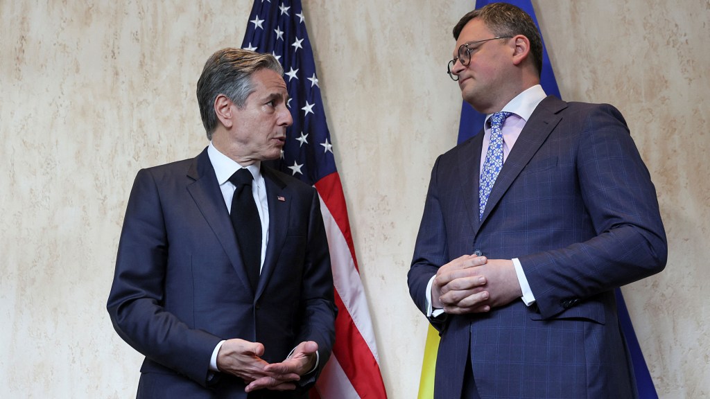 El secretario de Estado de EE.UU., Antony Blinken (a la izquierda), se reúne con el ministro de Relaciones Exteriores de Ucrania, Dmytro Kuleba, este martes en Londres. (Foto: Leah Millis/Pool/AFP/Getty Images)