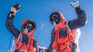 Shayna Unger (izquierda) y Scott Lehmann celebran su ascensión al Everest. (Cortesía de Shayna Unger y Scott Lehmann)