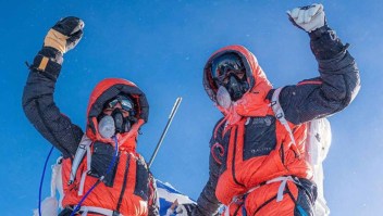 Shayna Unger (izquierda) y Scott Lehmann celebran su ascensión al Everest. (Cortesía de Shayna Unger y Scott Lehmann)