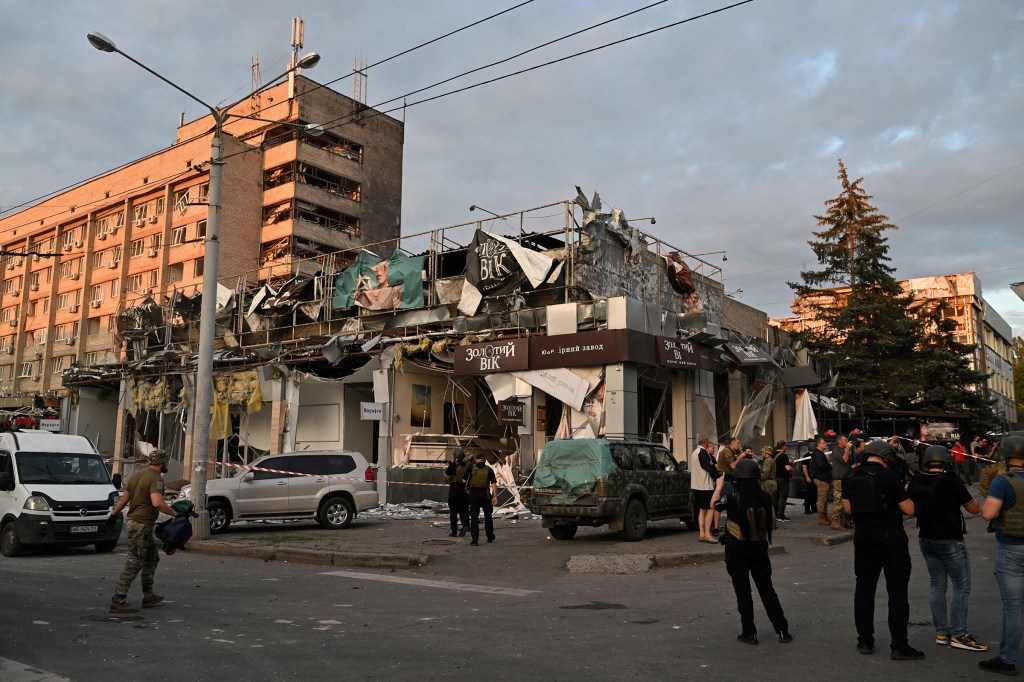 Esta fotografía muestra un restaurante en Kramatorsk, en el este de Ucrania, tras el impacto de un misil el 27 de junio de 2023. (Foto: Genya Savilov/AFP/Getty Images)