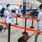 Auxiliares de vuelo de Hainan Airlines se preparan para embarcar en un avión en el aeropuerto internacional de Haikou Meilan el 17 de marzo en Haikou, China.