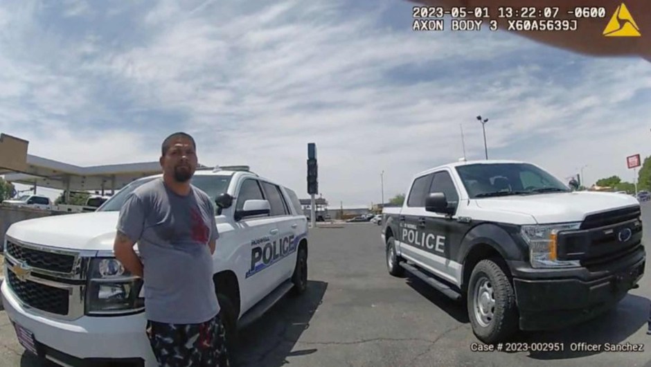 El video de una cámara corporal del Departamento de Policía de Roswell muestra a Tony Peralta después de que se entregó a las autoridades, en Roswell, Nuevo México, el 1 de mayo de 2023. (Crédito: Departamento de Policía de Roswell/AP)
