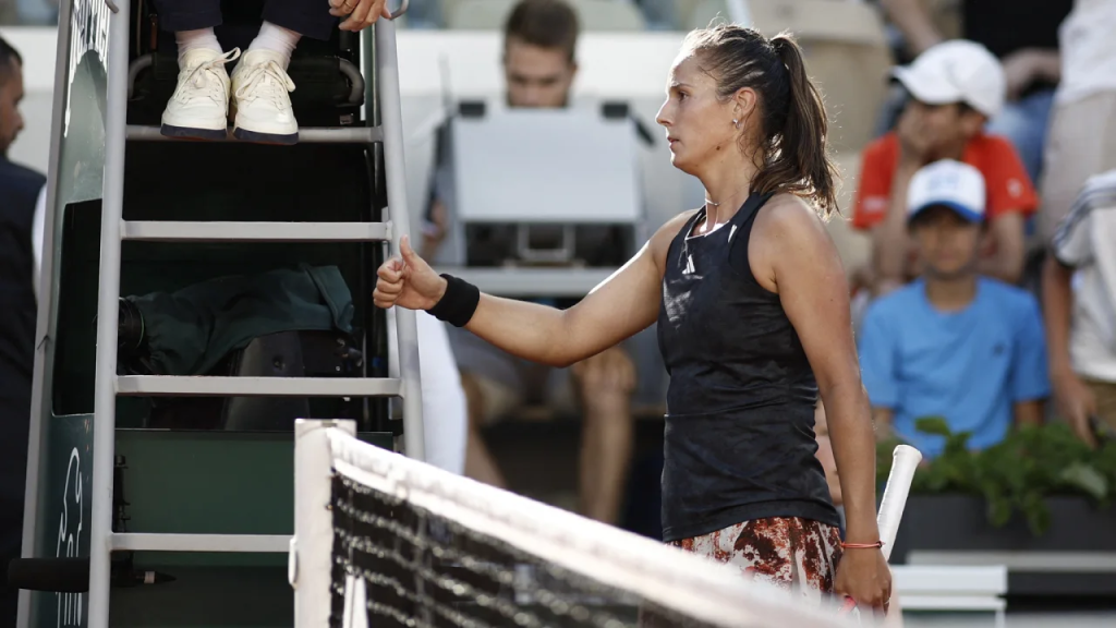 Daria Kasatkina salutes the net after losing to Svitolina.  (Photo: Benoit Tessier/Reuters)