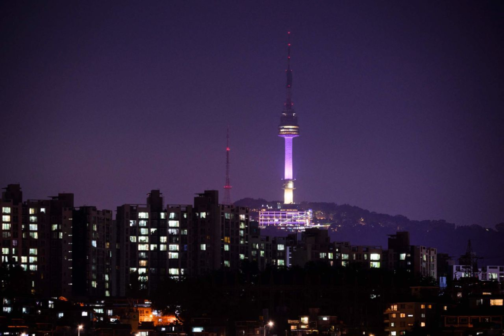 La Torre Namsan iluminada de morado para conmemorar el décimo aniversario de BTS el 12 de junio de 2023. (Foto: Anthony Wallace/AFP/Getty Images)