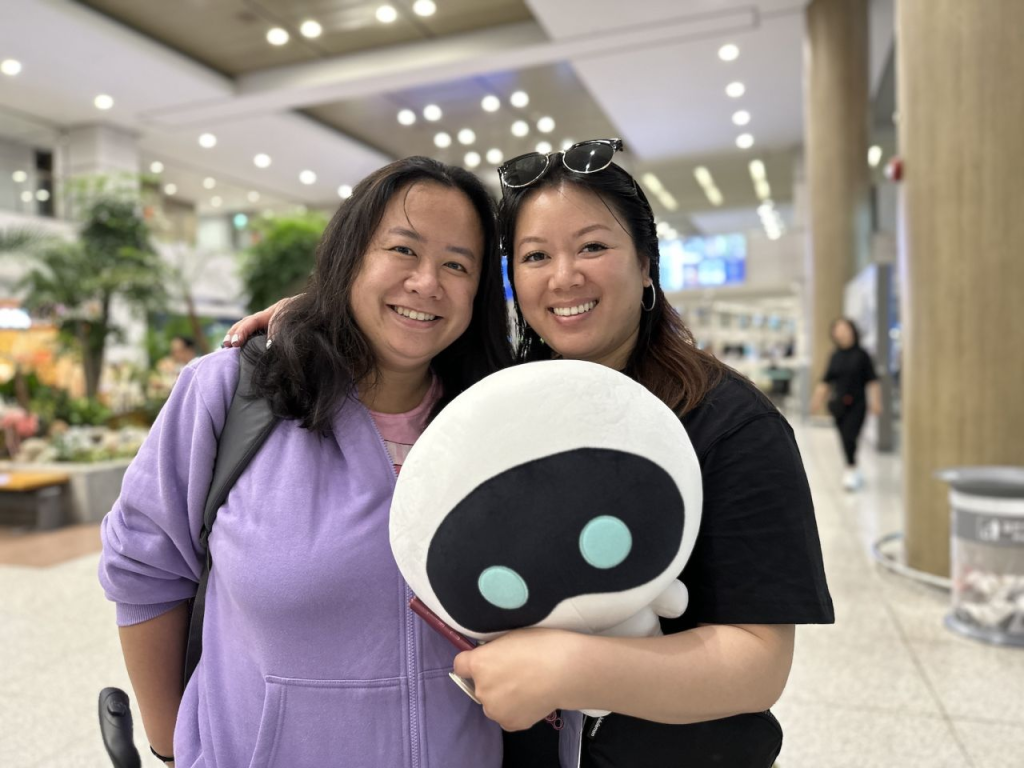 Diana Phung (a la izquierda) y Lisa Trinh (a la derecha) llegarán tarde siete meses en planear su visita a Corea del Sur, coincidiendo perfectamente con el 10° aniversario de BTS.  (Foto: Yoonjung Seo/CNN)