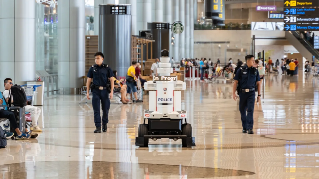 Los robots patrullan junto a los oficiales de primera línea de la Policía de Singapur y merodean por el suelo como los demás.  (Crédito: Ryan Quek/Política de Singapur)
