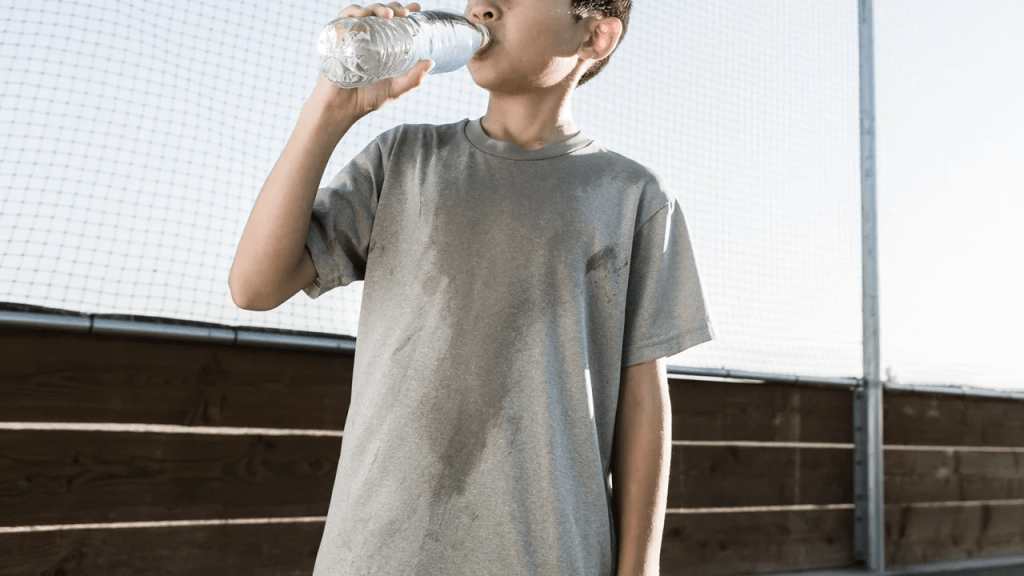 Asegúrate de que los niños beben muchos líquidos. (Crédito: gjohnstonphoto/iStockphoto/Getty Images)