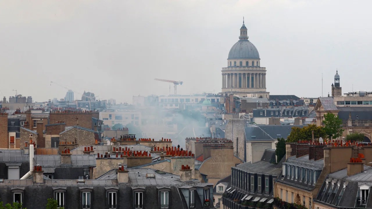 El humo del fuego se eleva sobre París.  (Gonzalo Fuentes/Reuters)