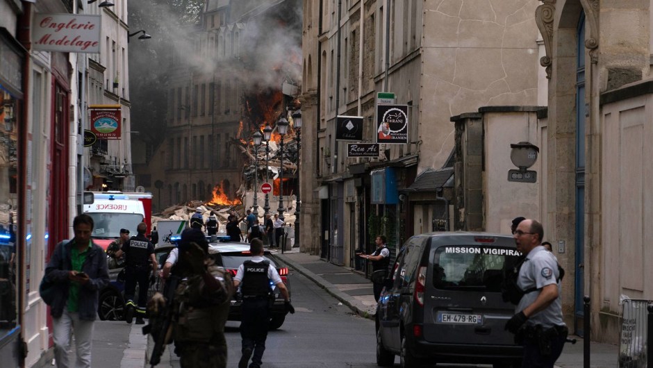 El humo sale de un edificio en el quinto distrito de París, el 21 de junio de 2023. (Abdulmonam Eassa/AFP/Getty Images)