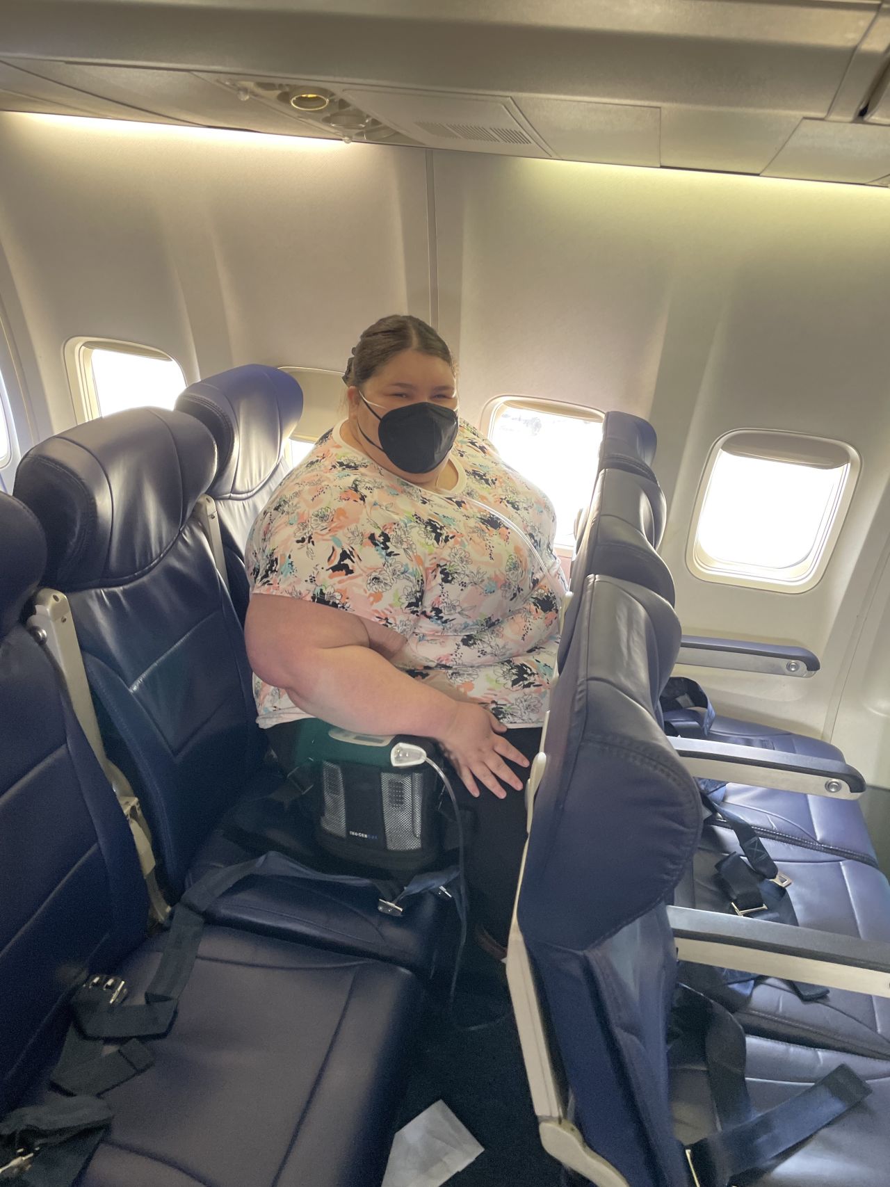 Chaney sentada entre dos asientos de avión en un vuelo de Southwest Airlines a Kona, Hawai, en abril de 2022.