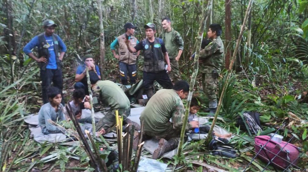 Last minute encounter with missing children in the Colombian jungle, live
