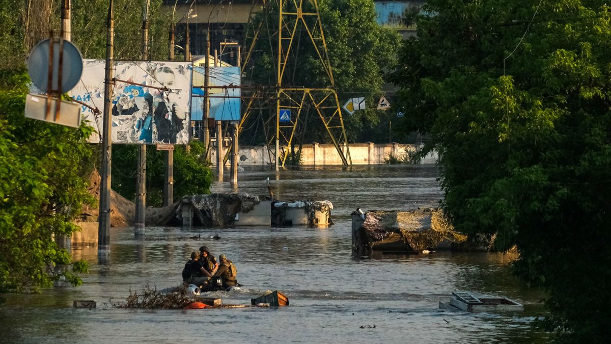 «Todo se está hundiendo»: la destrucción de la represa Nova Kakhovka en Ucrania representa otro peligro para Jersón, en la línea de fuego
