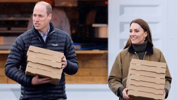 William y Kate llevan cajas de pizza en el Dowlais Rugby Club en Merthyr Tydfil, Gales, el 27 de abril. (Crédito: Max Mumby/Indigo/Getty Images)