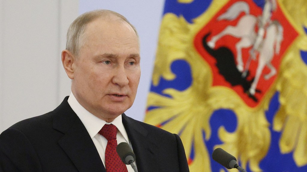 El presidente de Rusia, Vladimir Putin, pronuncia un discurso ante los graduados de las escuelas militares superiores en el Kremlin de Moscú, el 21 de junio de 2023. (Foto: EGOR ALEEV/POOL/AFP vía Getty Images)