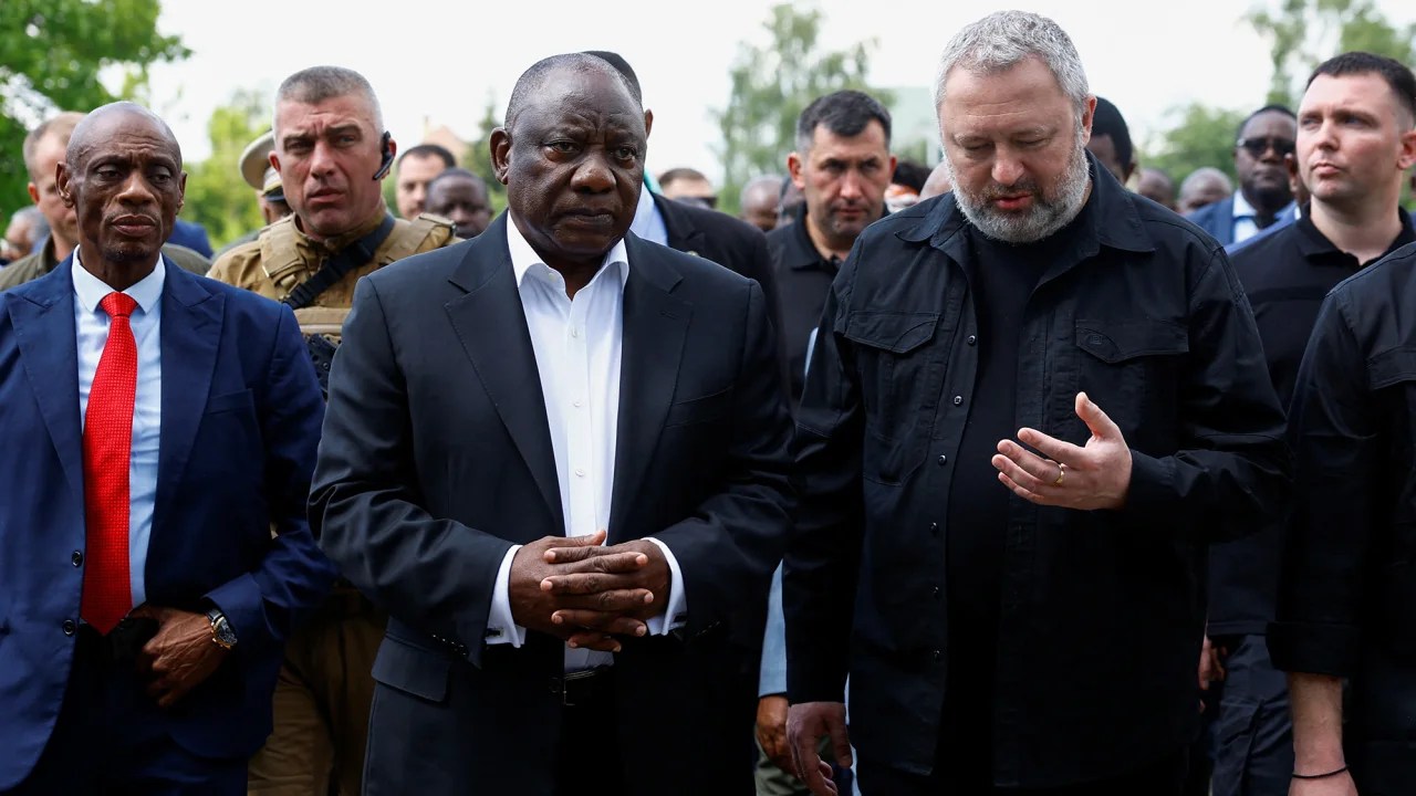 El presidente de Sudáfrica, Cyril Ramaphosa, y el fiscal general de Ucrania, Andriy Kostin, visitan el lugar donde se encuentra una fosa común, en la localidad de Bucha, en medio del ataque de Rusia a Ucrania, a las afueras de Kyiv, Ucrania, el 16 de junio de 2023. (Valentyn Ogirenko/Reuters)