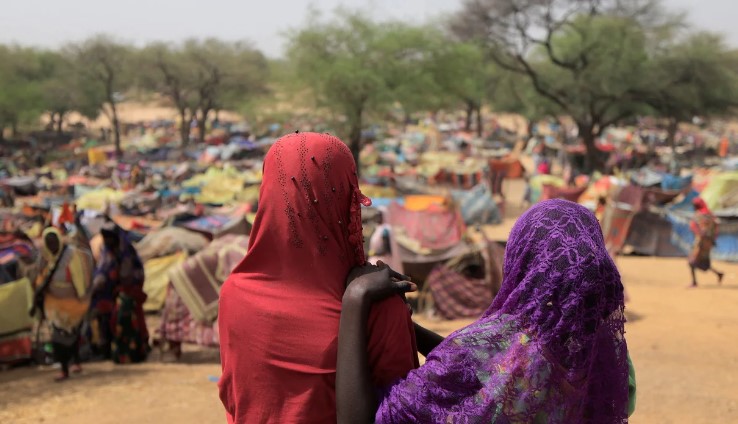 Niñas sudanesas que huyeron del conflicto en la región sudanesa de Darfur, y que antes eran desplazadas internas en Sudán, observan refugios improvisados cerca de la frontera entre Sudán y Chad el 13 de mayo de 2023. (Crédito: Zohra Bensemra/Reuters)