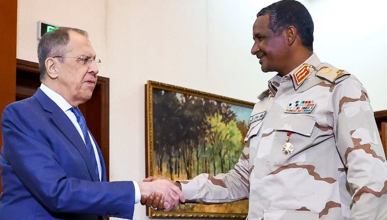 El ministro ruso de Asuntos Exteriores, Serguéi Lavrov (izquierda), y el general Mohamed Hamdan Dagalo (Hemedti) celebran una reunión en Jartum (Sudán) el 9 de febrero de 2023, dos meses antes de que estallara el conflicto.(Crédito: Servicio de Prensa del Ministerio de Asuntos Exteriores ruso/AP)