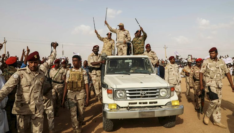 El general Mohamed Hamdan Dagalo (Hemedti) saluda a una multitud durante un mitin en el estado del río Nilo, Sudán, el 13 de julio de 2019. (Crédito: Mahmoud Hjaj/AP)