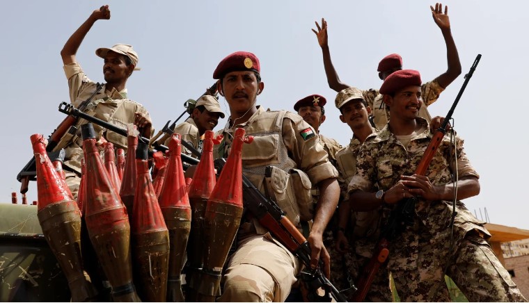 Combatientes de las Fuerzas de Apoyo Rápido (RSF) que dirige el general Mohamed Hamdan Dagalos (Hemedti) en Jartum, Sudán, el 18 de junio de 2019. (Crédito: Hussein Malla/AP)