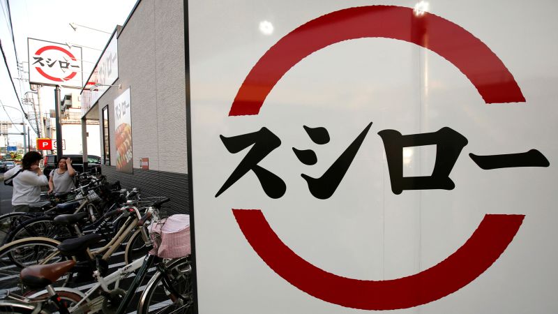 Foto de archivo que muestra el logo de la cadena de restaurantes de sushi Sushiro, operada por Akindo Sushiro Co., afuera de un restaurante en Kawaguchi, prefectura de Saitama, Japón.  (Crédito: Issei Kato/Reuters)