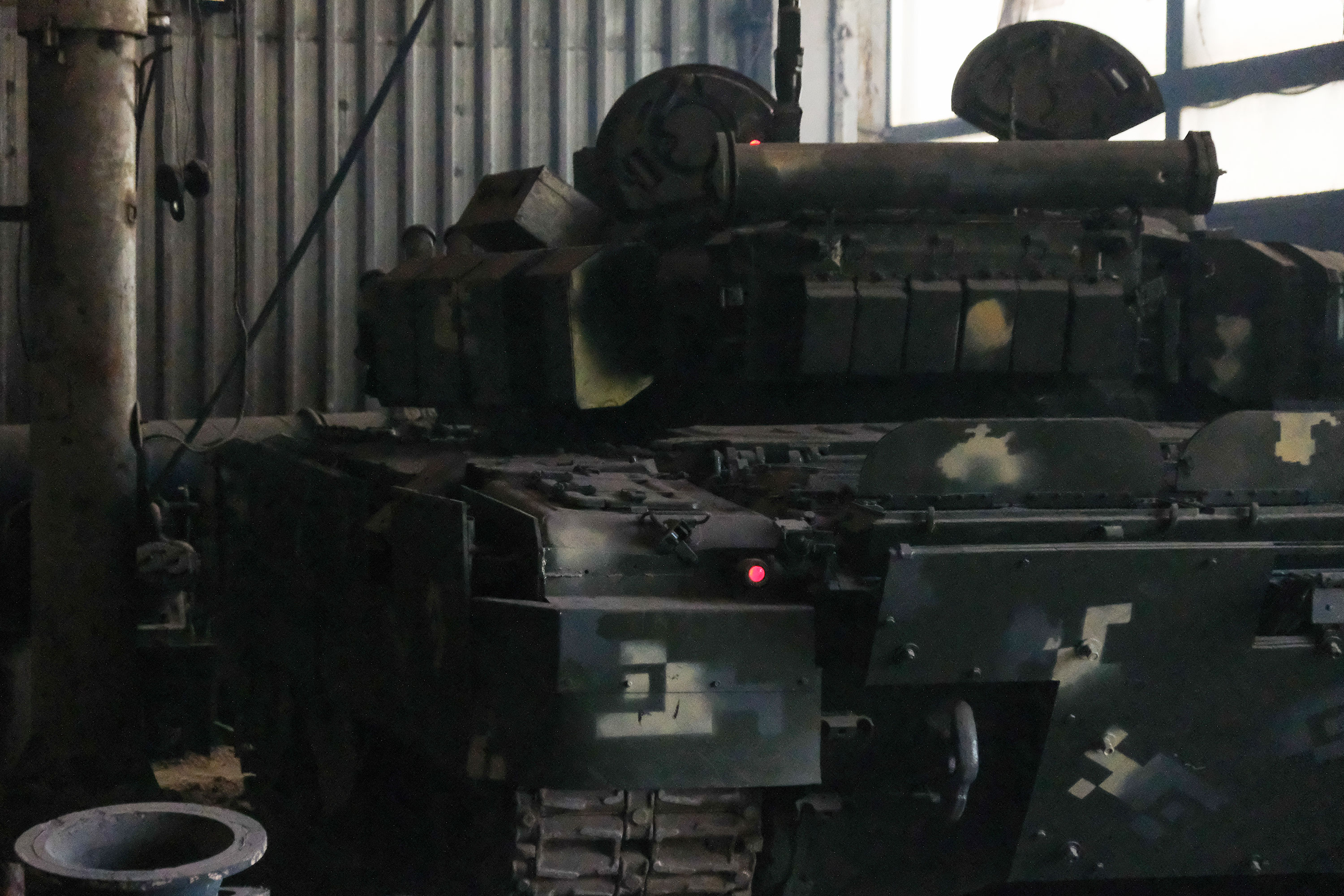 Un tanque ruso T-72 reparado listo para ser enviado al frente. (Vasco Cotovio/CNN)