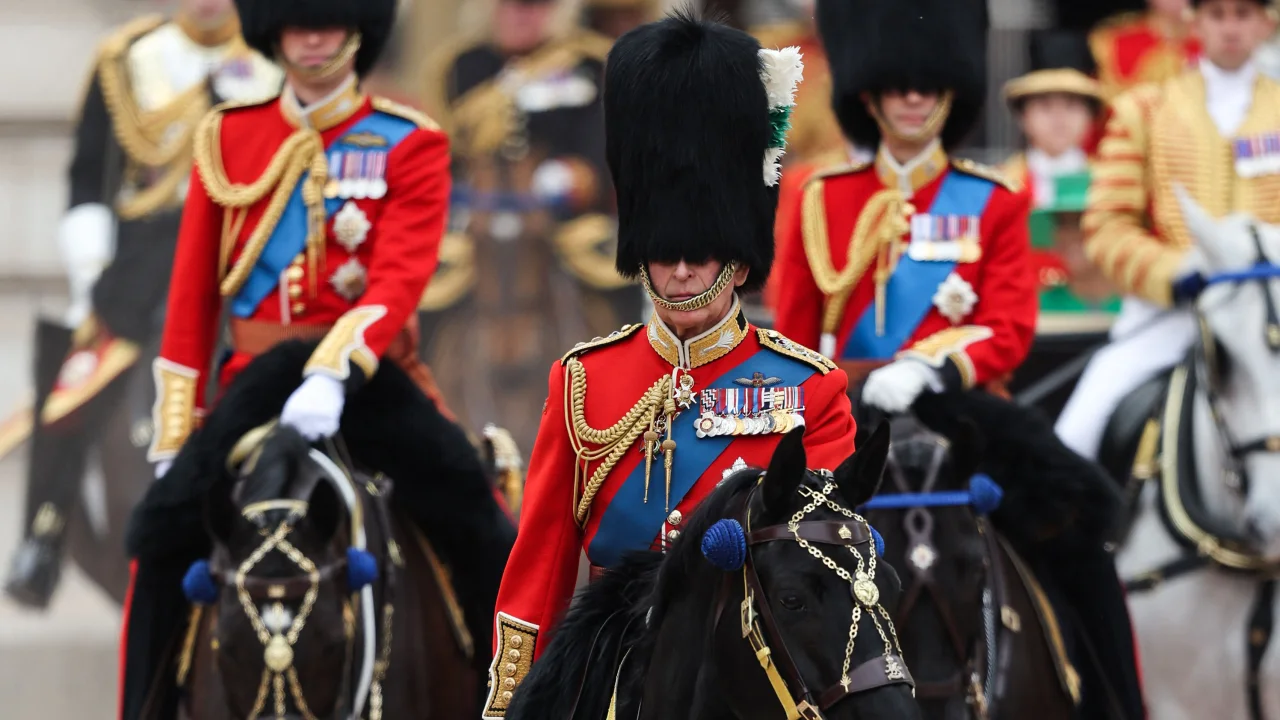 Carlos III conduce a los miembros de la familia real a caballo en su ascenso al Palacio de Buckingham para el desfile del cumpleaños del Rey en Londres, este sábado.