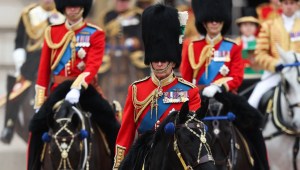 Carlos III lidera a los miembros de la familia real a caballo a su salida del Palacio de Buckingham para el desfile del cumpleaños del Rey en Londres, este sábado.