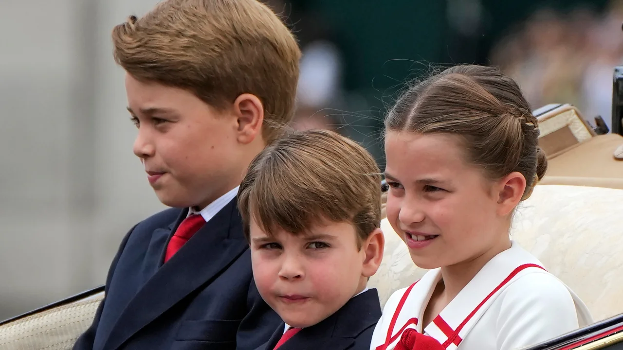 Los nietos del Rey, los Príncipes Jorge y Luis y su hermana, la Princesa Carlota, se desplazan en coche de caballos hasta el estadio.