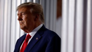 El expresidente Donald Trump se prepara para hablar en el Trump National Golf Club el 13 de junio de 2023 en Bedminster, Nueva Jersey. (Chip Somodevilla/Getty Images)