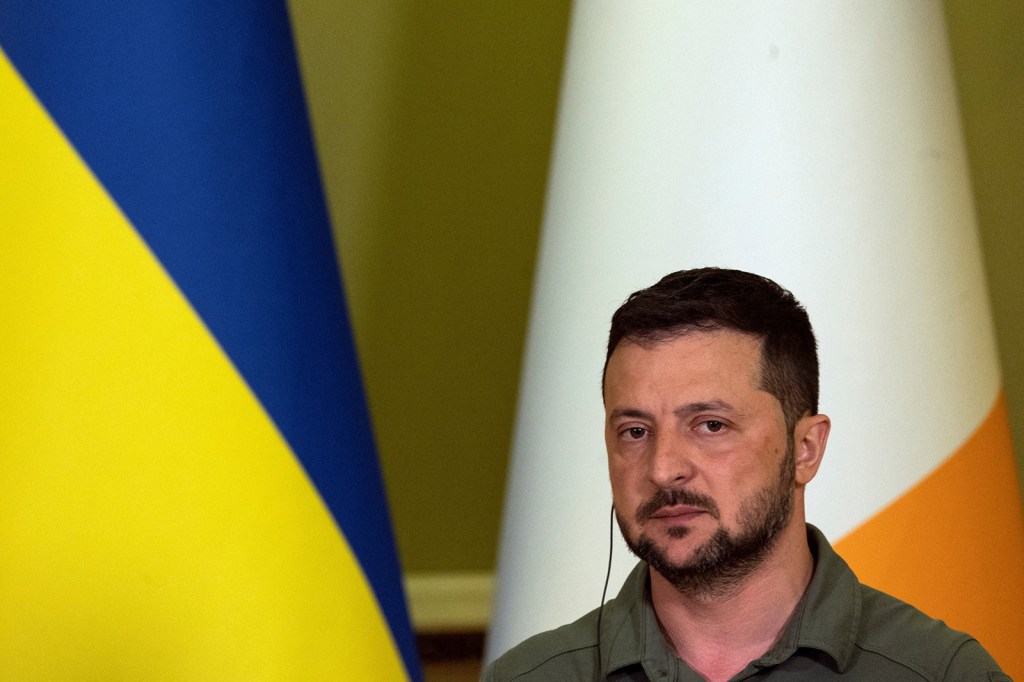 El presidente de Ucrania, Volodymyr Zelensky, asiste a una reunión con el primer ministro de Irlanda en Horodetsky House, en Kyiv, Ucrania, este miércoles. (Foto: Clodagh Kilcoyne/Pool/AFP/Getty Images)