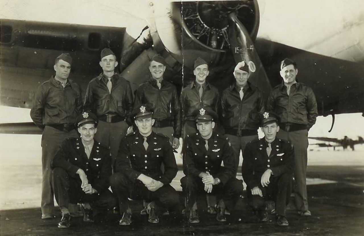 Frank McNichol, primera fila, segundo desde la derecha, aparece en la foto con la tripulación de su B-17 en 1944. (Cortesía de Joseph McNichol)