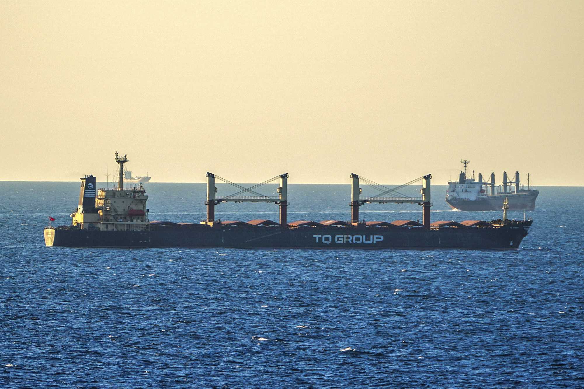 El TQ Samsun es el último buque cerealero que sale de Ucrania en el marco del acuerdo sobre cereales del mar Negro. En la imagen, está anclado en el mar Negro, cerca de la entrada del estrecho del Bósforo, en Estambul (Turquía), el 17 de julio. (Foto: Sercan Ozkurnazli/Dia Images/AP)