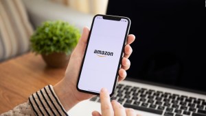 Millonaria multa a Amazon y Apple en España