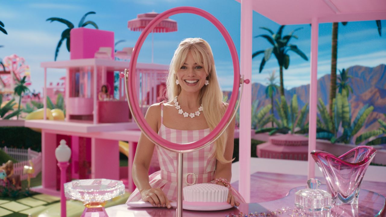 Barbie przekazuje feministyczne przesłanie udekorowane odpowiednimi akcesoriami
