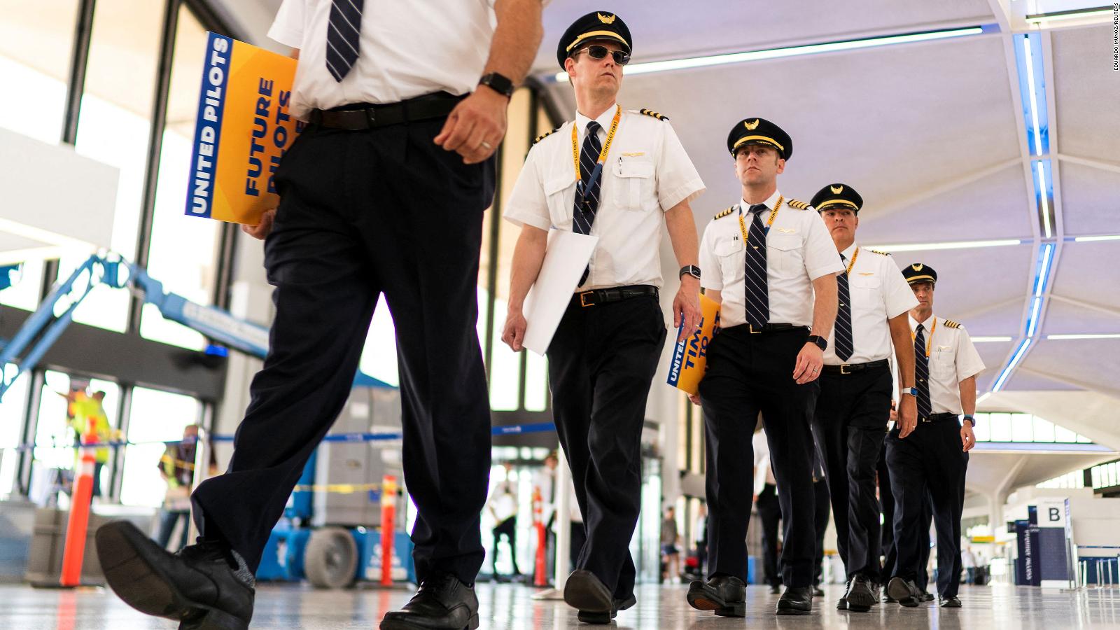 Los pilotos de United Airlines podrían recibir un aumento de hasta el 40% |  Video