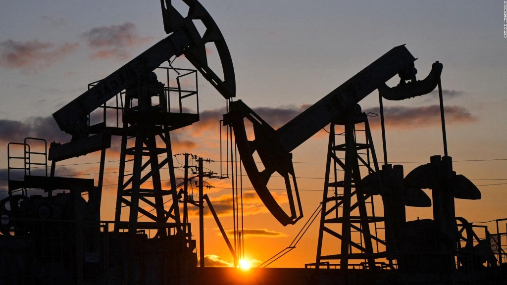 Rusia y Arabia Saudita anuncian recortes de petróleo