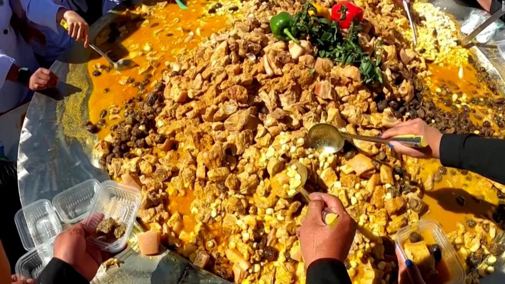 Bolivia asegura que cocinó el fricasé más grande del mundo