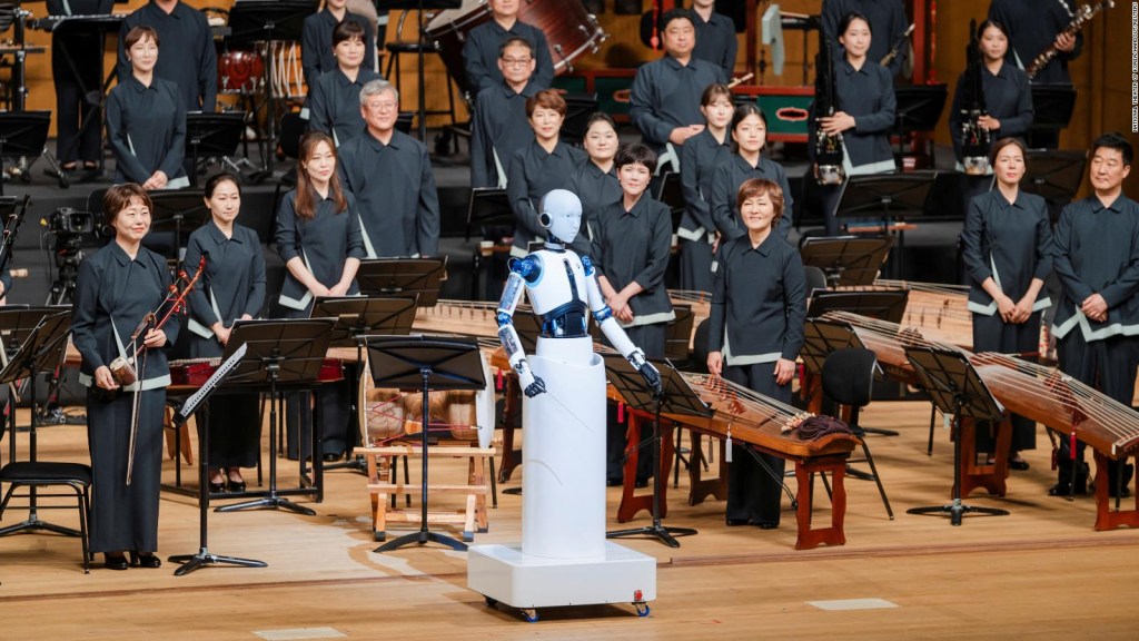 Egy robot vezényel egy zenekart Dél-Koreában