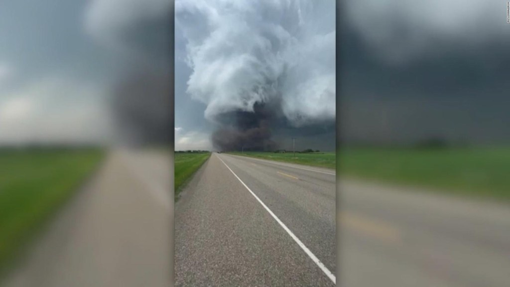 Mira el aterrador momento de los pasos de un tornado en Canadá