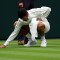 Novak Djokovic atiende el césped de la cancha central durante su victoria en la primera ronda contra Pedro Cachín en Wimbledon. (Neil Hall/EPA-EFE/Shutterstock)