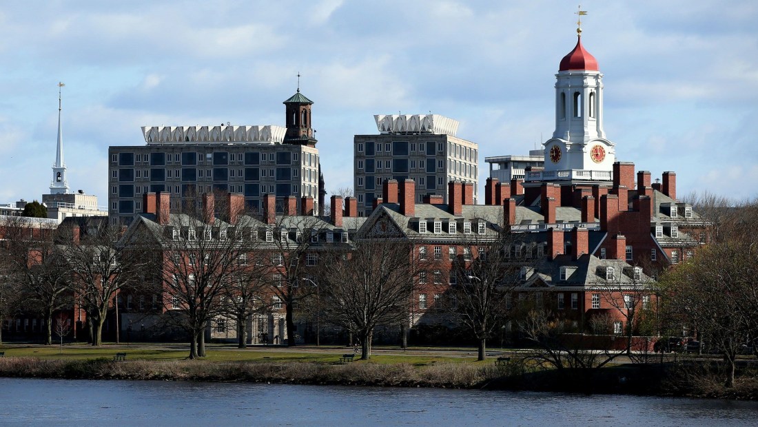Demanda alega que Harvard da un trato preferente a las admisiones heredadas, que son "abrumadoramente" blancas
