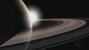 Mira cómo brillan de los anillos de Saturno desde cerca