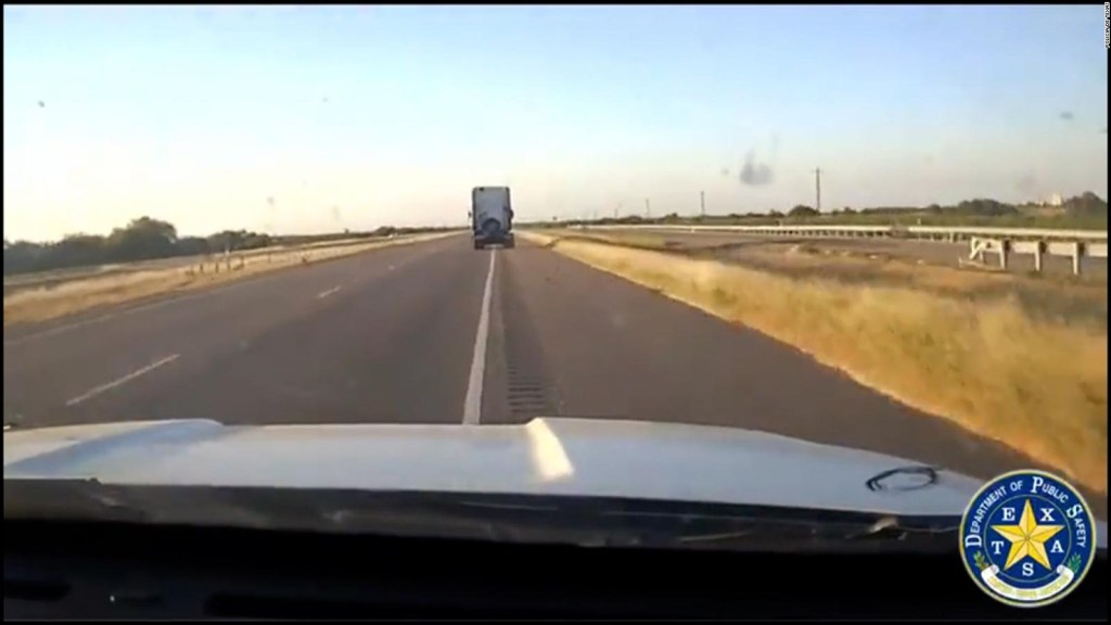 El video reporta que la policía persigue un camión con inmigrantes