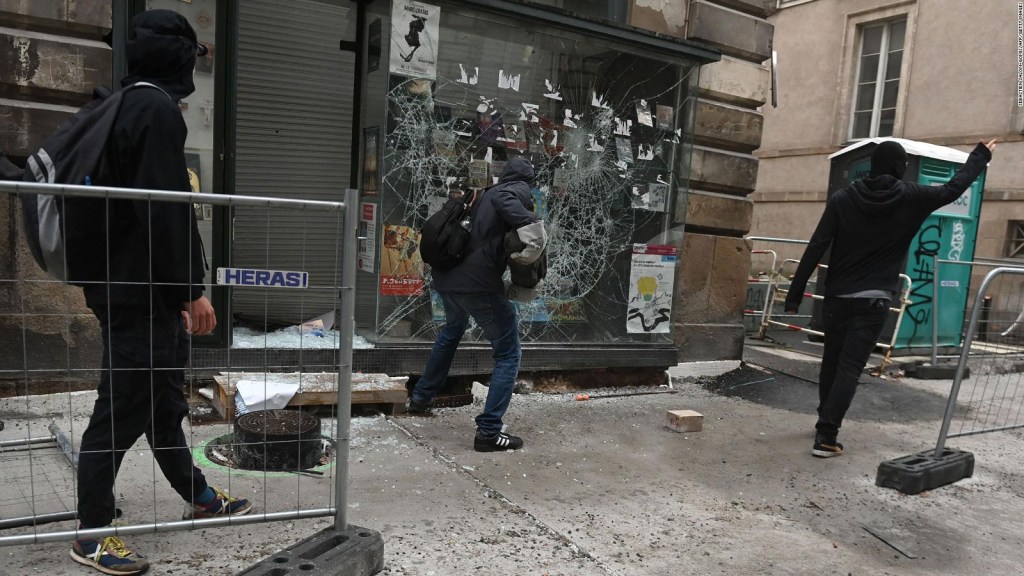 The French government will support companies affected by the riots