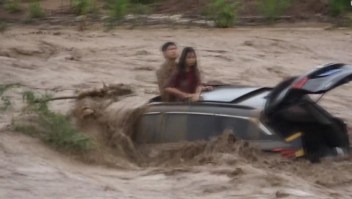 Increíble rescate de una pareja atrapada en un río en China
